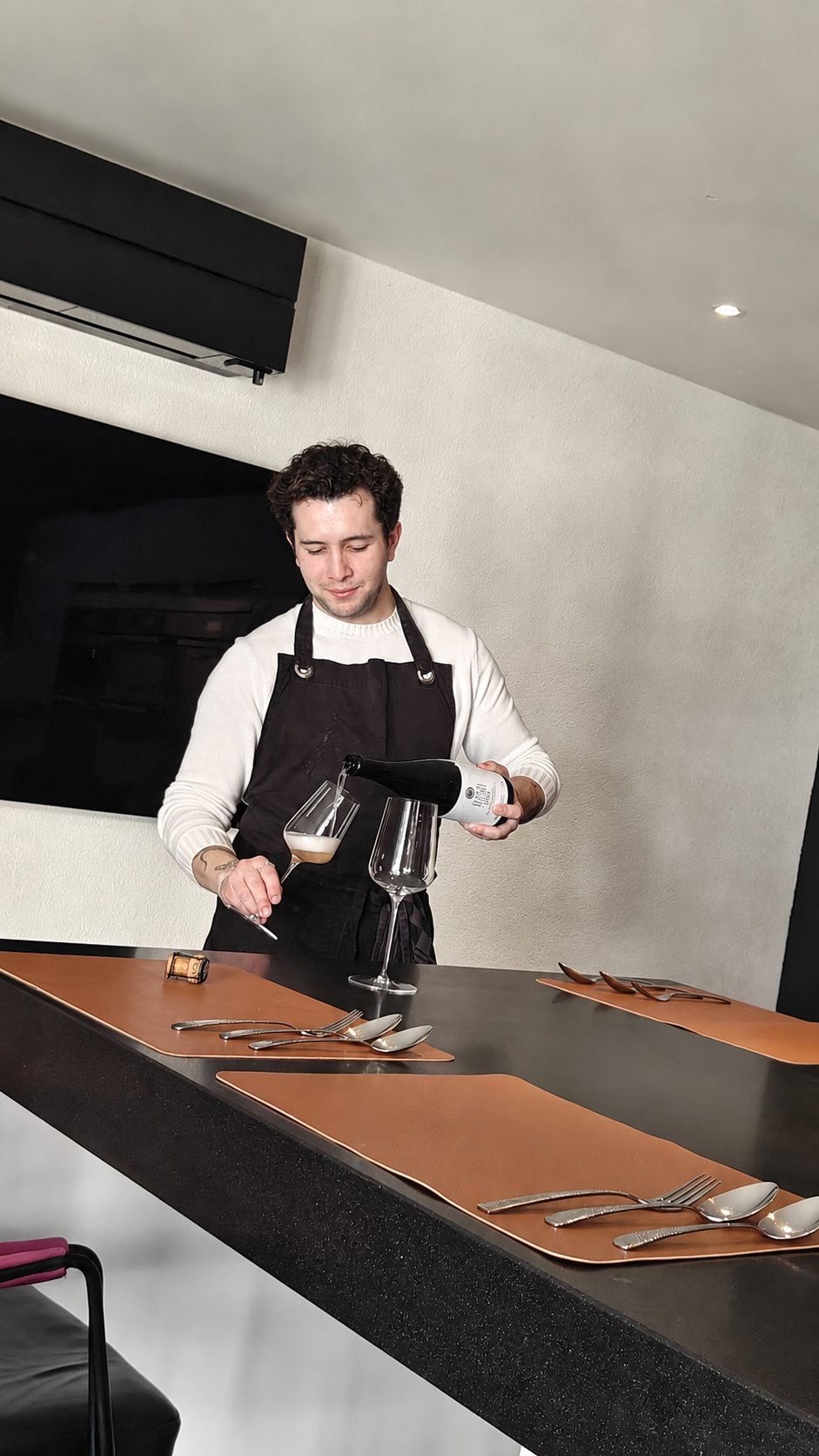 Beau Visscher schenkt wijn in aan de chef's table